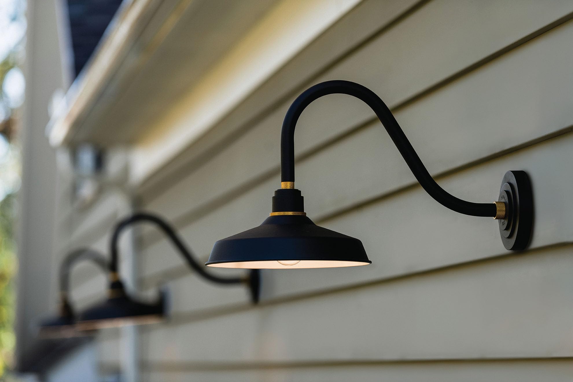 hinkley-foundry-classic-medium-gooseneck-barn-light-aluminum-dark-sky-compliant- image 3