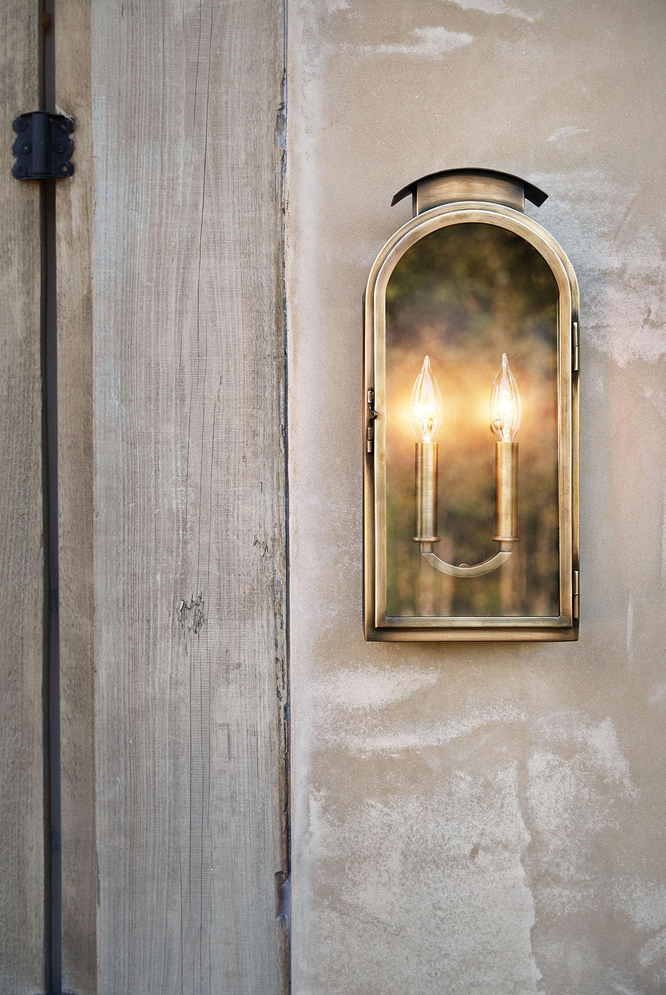 hinkley-rowley-two-light-outdoor-medium-wall-mount-in-light-antique-brass-with-c image 6