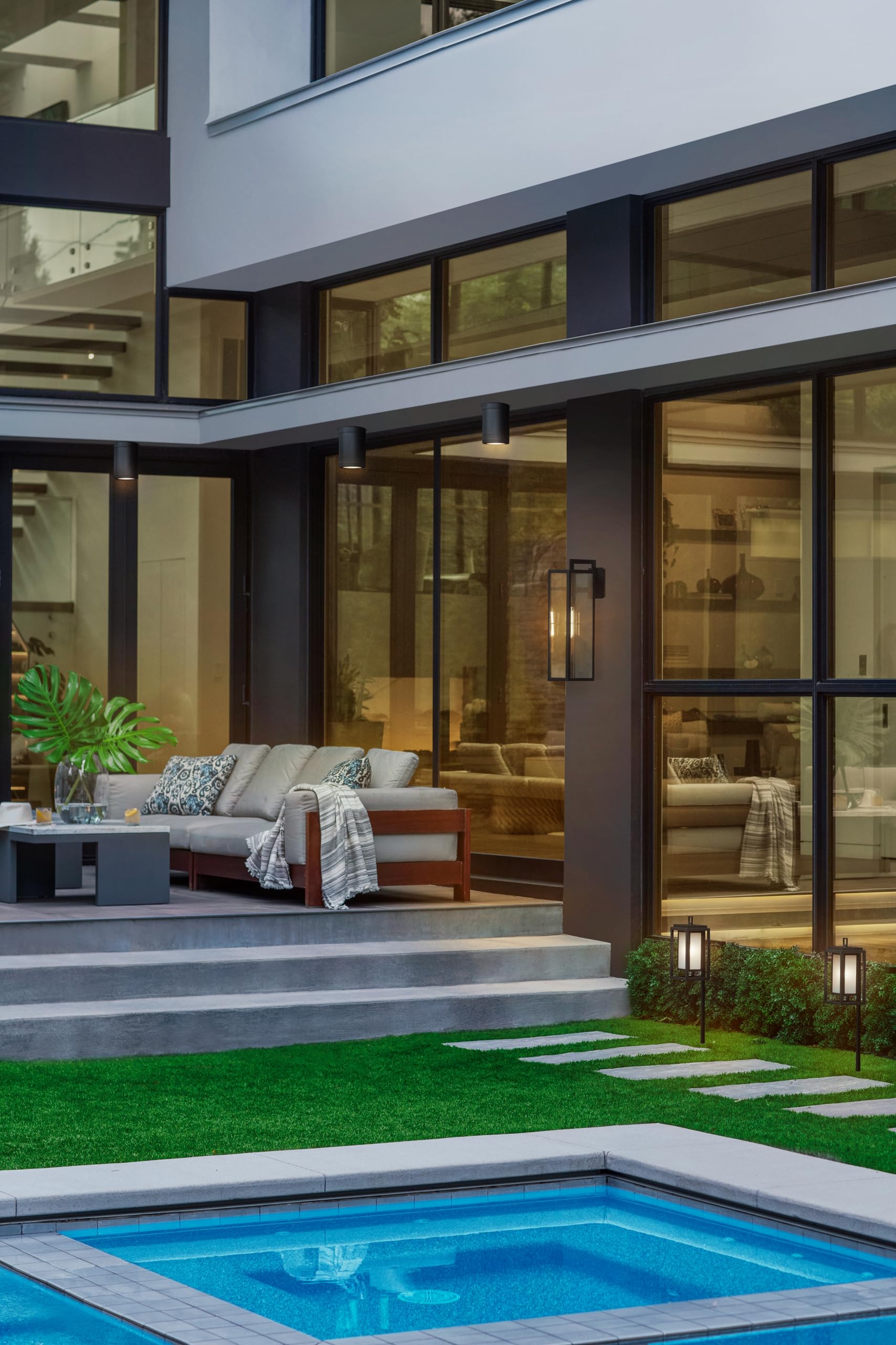 hinkley-max-single-light-wall-mount-outdoor-lantern-estate-series-transitional-s image 3