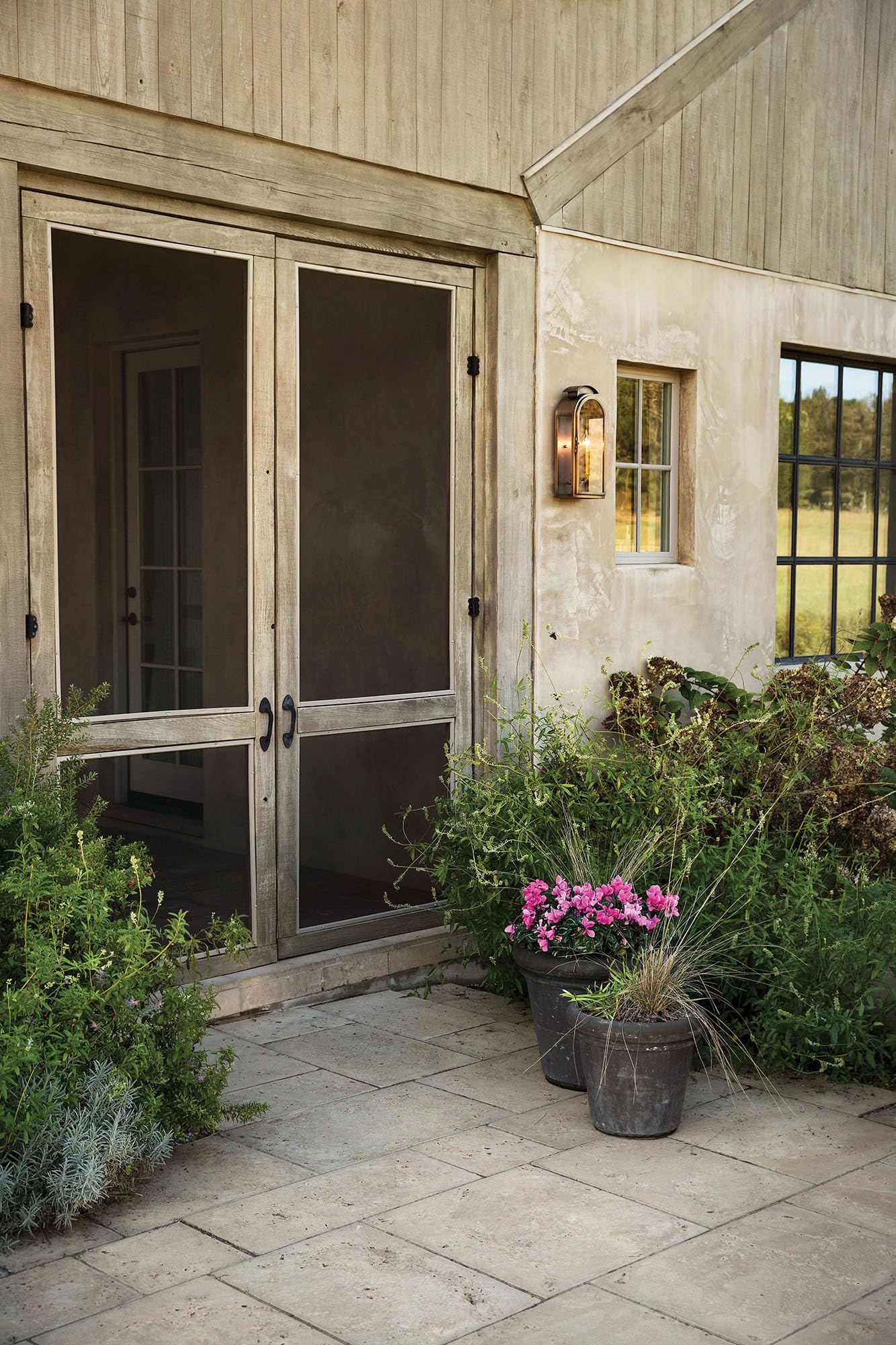 hinkley-rowley-two-light-outdoor-medium-wall-mount-in-light-antique-brass-with-c image 5