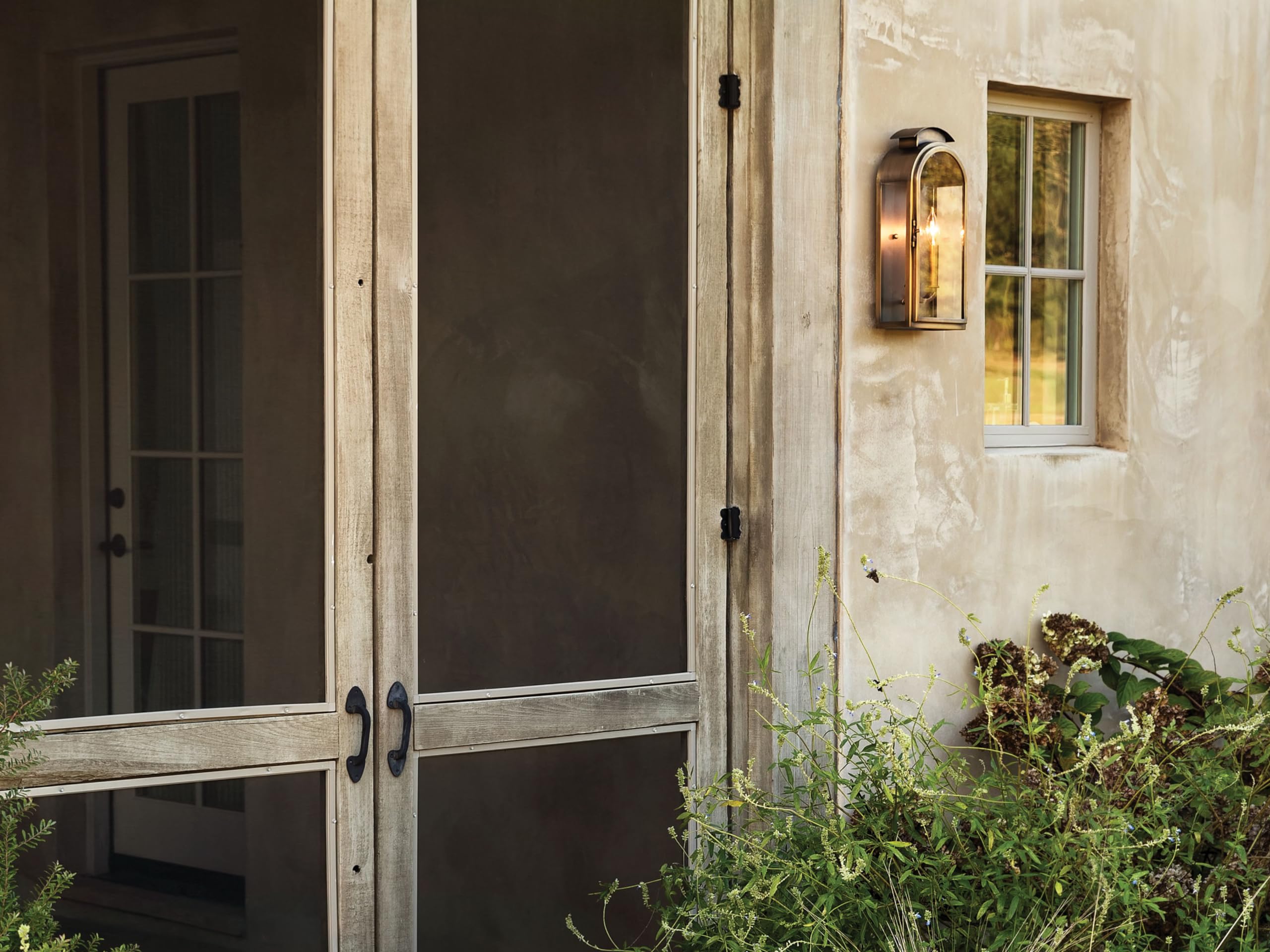 hinkley-rowley-two-light-outdoor-medium-wall-mount-in-light-antique-brass-with-c image 7